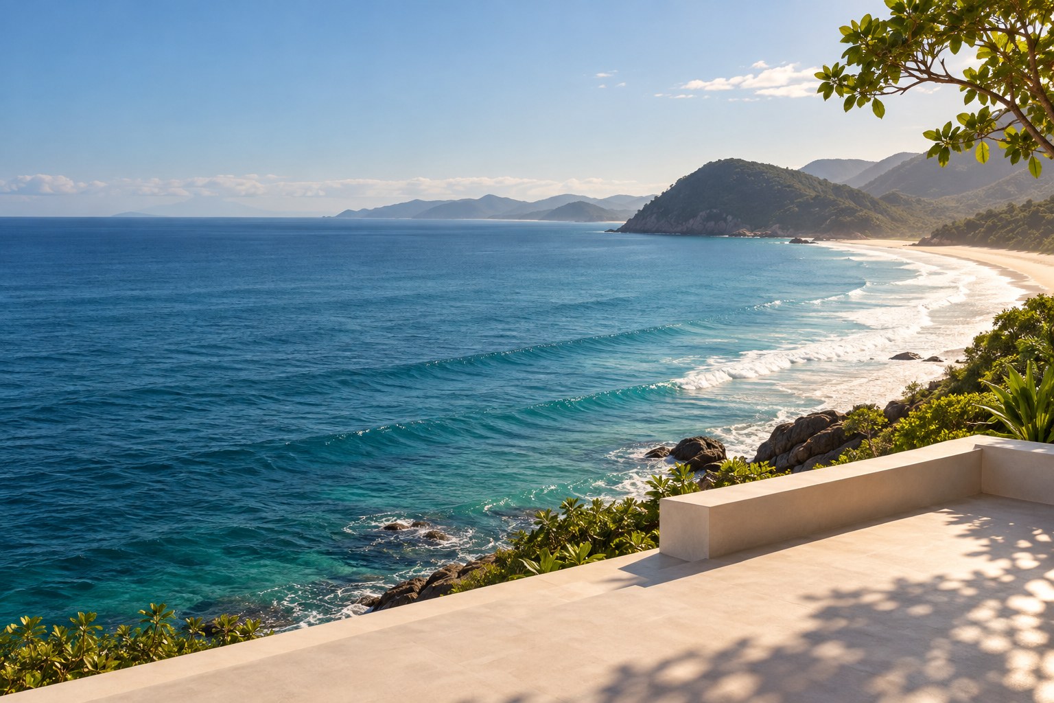 Paisagem costeira com mar azul e praia